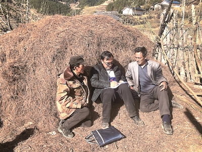 图为2019年3月26日,沙天文(中)在宁蒗县脱贫攻坚“户户清”专项行动中,向村民了解扶贫政策落实情况。杨杰伟 摄