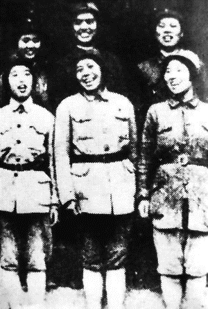 图为李珉（后排右一）和同志们在一起
