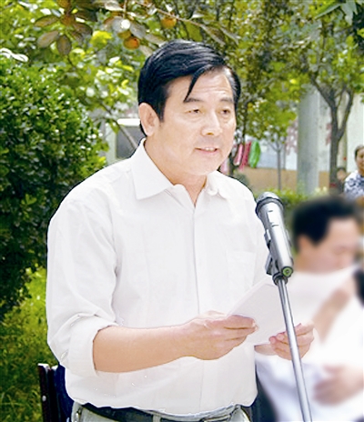 尹计平,现任河北省正定县塔元庄村党支部书记。 2014年被评为“河北省特等劳动模范”,2015年被评为“全国劳动模范”“全省百姓喜爱的好官”等。