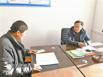 王生海(左)到乡纪委主动交代问题。张于 摄