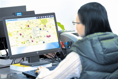 重庆市江北区纪委工作人员利用公务用车监管系统进行线索分析。(资料图片)
