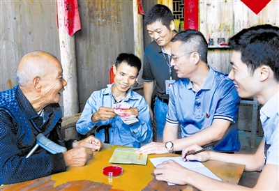 福建省南平市严查群众身边的腐败问题,困难群众领回被侵占的补助金。