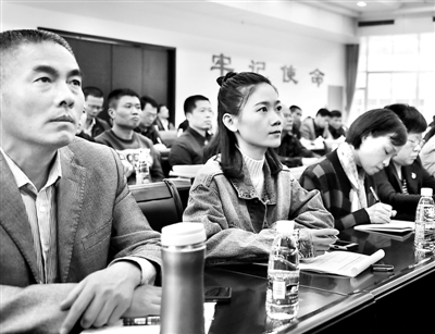 ◀福建省莆田市围绕落实党的十九大精神、推进监察体制改革试点工作等,举办“学习、看齐、融合、增效”培训班。图为该市拟转隶干部正在认真听课。吴震 摄