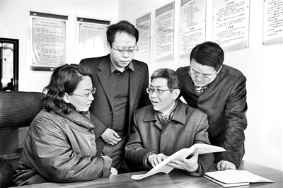 河南省新乡市于2018年1月2日至6日,举办全市纪检监察干部业务培训班,旨在强本领、立规矩、明纪律,促进转隶人员深度融合。图为培训间隙,转隶人员针对党纪有关规定展开讨论。王新生 摄