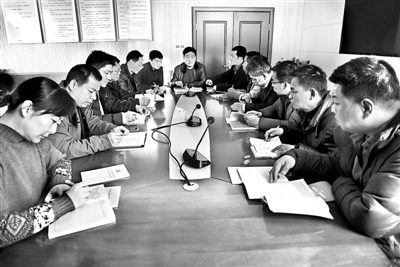 《关于开展扫黑除恶专项斗争的通知》发出后,河南省灵宝市纪委监委及时行动,学习有关部署精神,对近年来查处的党员干部违纪违法问题进行“大起底”,深挖背后是否存在涉黑涉恶或充当黑恶势力“保护伞”等问题。图为市纪委监委干部正在逐案分析研究。杭洋 杨蓓蓓 摄影报道
