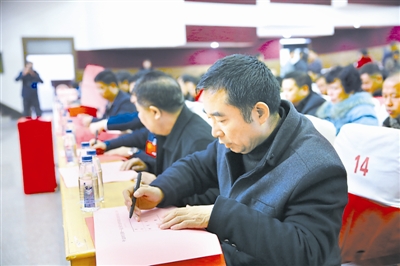 1月18日,参加江西省萍乡市湘东区第十一届人民代表大会第三次会议的区人大代表,在大会上认真审议政府工作报告及了解区监委选举办法。李诚伟 摄
