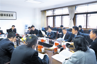1月22日,河南省郑州市二七区第十六届人民代表大会第二次会议举行分组讨论。图为马寨镇代表团在讨论政府工作报告。邵顺利 易先红 摄影报道