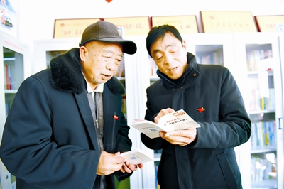 下图:河南省商丘市纪委监委整理扶贫领域典型案例以及相关党纪法规条文, 编印成宣传手册,发放给全市农村党员干部,提醒他们时刻绷紧纪律之弦。 图为该市睢县城关镇东关南村村干部与老党员讨论手册内容。刘洋 牛海涛 摄影报道