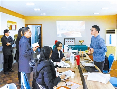 上海市有关领导近日调研上海社区基金会培育发展工作情况。(资料图片)