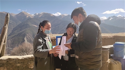 图为白玉县纪检监察干部在建设镇日西村走访群众。摄影/泽仁牛麦(白玉县建设镇纪检监察员)