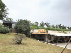 秦淮河大堤下的违建餐厅