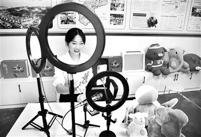 陕南地区是陕西省脱贫攻坚的主战场。近年来,该地区通过发展电商带货、特色种植、旅游扶贫等措施助力农民增收。图为陕西省平利县老县镇锦屏社区的一名电商主播在直播间推介当地产品。 新华社记者 邵瑞 摄