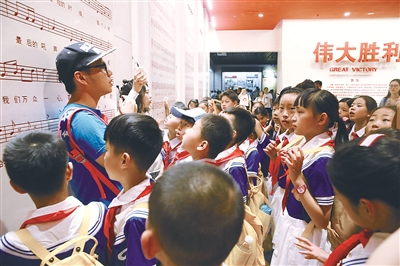 《伟大胜利 历史贡献》主题展在中国人民抗日战争纪念馆开展以来，前来参观的人络绎不绝。图为青少年学生走进纪念馆，学习抗战历史、缅怀抗战先烈、感悟抗战精神，接受爱国主义教育的熏陶和洗礼。吴娟 摄