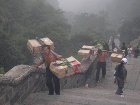 大力弘扬新时代 泰山“挑山工”精神