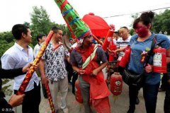 摒弃变异风俗 遏制陈规陋习