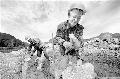 近日,在贵州省铜仁市玉屏侗族自治县朱家场镇兴隆村,村民在修建公路堡坎。新华社记者 杨楹 摄
