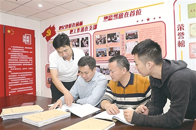 江西省抚州市纪委监委针对近期查处的余平庚等“近亲繁殖”类案例进行分析研判,认真做好“后半篇文章”。图为该市纪委监委审查调查人员在归纳总结典型案例中违纪违法行为的特点与规律。卫涛 摄