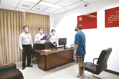 2020年6月，外逃加拿大的“红通人员”、原铁道部运输局营运部调研员（正处级）海涛回国投案，接受监察机关调查。此前，北京市海淀区监委对海涛及重要关系人进行反洗钱调查，依法查封、冻结其涉案房产、银行账户、理财产品等资产，在经济上使其“断血”，最终他选择回国投案。（资料图片）