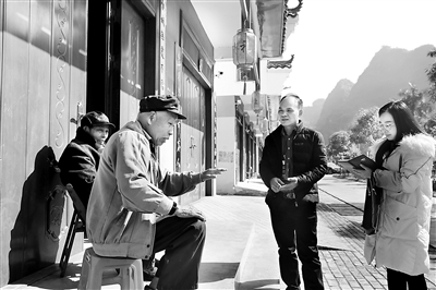 崇左市天等县纪检监察干部到福新镇土侬新村走访搬迁群众，了解惠民政策落实情况。农世繁 摄