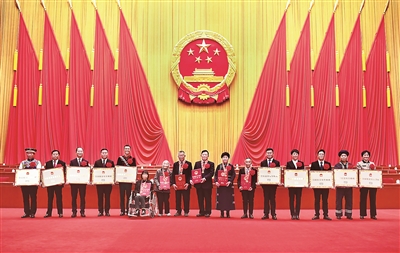 2月25日,全国脱贫攻坚总结表彰大会在北京人民大会堂隆重举行。这是参会的全国脱贫攻坚楷模荣誉称号获得者在会后合影留念。新华社记者 谢环驰 摄