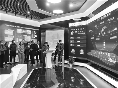 图为浙江省长兴县吕山乡干部为参观者介绍乡村大脑的功能和应用。