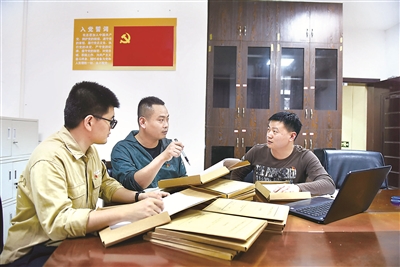 福建省福州市仓山区纪委监委注重及时总结查办受贿行贿案件经验,推动以案促改。图为近日,该区纪委监委工作人员在分析一起行受贿案件案情。摄影/李德邻(仓山区纪委监委干部)