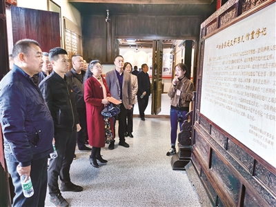 图为湖南省益阳市纪委监委专案组临时党支部参观该市赫山区八字哨镇金家堤党支部陈列馆。曾毅 摄
