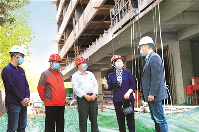 北京市海淀区纪委监委围绕棚户区改造工程，聚焦入户评估、方案公示、补偿款发放等关键节点全程监督，为群众办实事解难题。图为紫竹院街道纪工委干部到魏公村小区监督检查棚户区改造工作。徐敏 摄