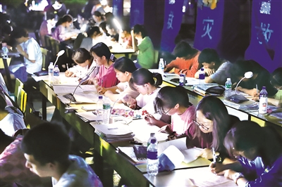5月22日,云南省大理白族自治州漾濞县漾濞一中的高三学生在安置点挑灯夜战、备战高考。刘冉阳 摄