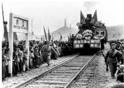 1952年7月1日，在成渝铁路全线通车庆祝大会上，开出的彩车