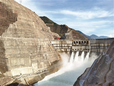 金沙江白鹤滩水电站首批机组于6月28日安全准点投产发电。图为白鹤滩水电站。本报记者 侯颗 摄