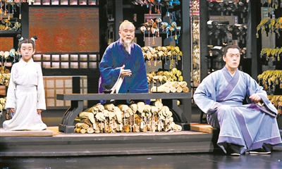 中国人无论经历过怎样的磨难、苦厄，我们从未在苦日子面前丧失对美好生活的希望，中国的文化和历史，是中国人的骄傲，更是中国的力量所在。图为9月12日央视播出的《典籍里的中国》第九期《道德经》剧照。（资料图片）