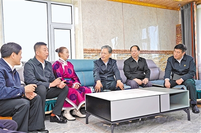 9月15日至17日，中共中央政治局常委、中央纪委书记赵乐际到内蒙古调研。这是9月16日，赵乐际来到呼伦贝尔市陈巴尔虎旗呼和温都尔嘎查牧民家中，详细询问牧民草场、养殖、看病、养老、取暖等情况。新华社记者 张领 摄