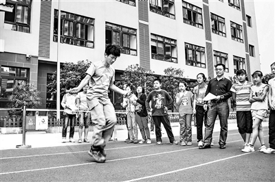 图为王红旭正在为学生们示范跳绳。 （资料图片）