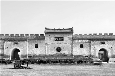 中国古代在地方上普遍设有义仓、社仓,作为备荒的公益粮仓。图为陕西省渭南市大荔县朝邑镇的丰图义仓,清光绪八年(1882年),由朝邑籍在京任职的官员阎敬铭主持建造。丰图义仓规模庞大,俨然是一座城池,除了有储粮的功能外,还有防御的功能。(资料图片)