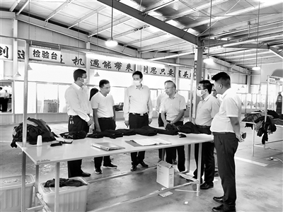 图为青海省纪委监委乡村振兴重点帮扶县专项监督办公室工作人员正在循化撒拉族自治县就业帮扶车间调研脱贫人口就业情况。马成才 摄