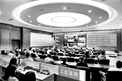 重庆市江北区纪委监委坚持治理腐败双拳出击，在严惩受贿行为的同时让“围猎”者付出沉重代价。图为该区纪委监委组织党员干部现场聆听受贿人员讲述被“围猎”的经历，提高防范意识。林凛 摄